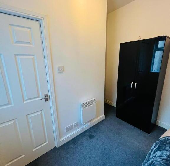 スタンダードルーム, Luxury Double & Single Rooms With En Suite Private Bathroom In City Centre Stoke On Trent