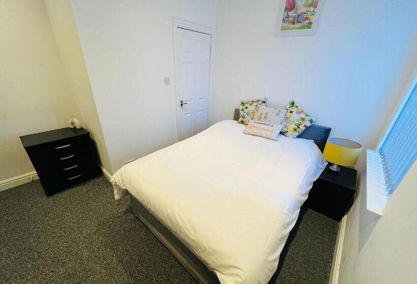 スタンダードルーム, Luxury Double & Single Rooms With En Suite Private Bathroom In City Centre Stoke On Trent