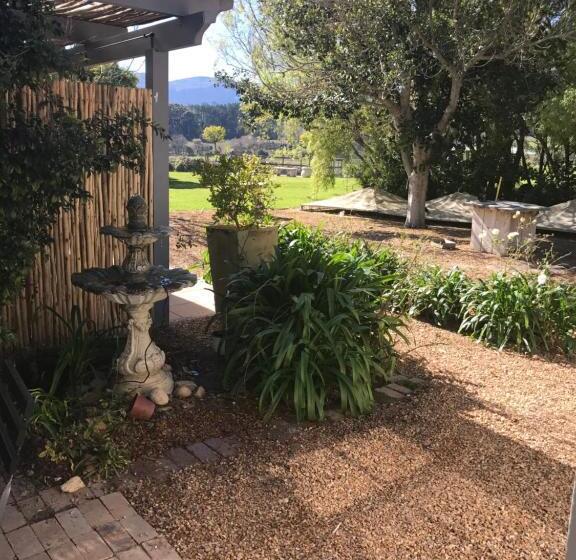 اتاق استاندارد چهارنفره با چشمانداز باغ, In The Vine Country Manor Guesthouse