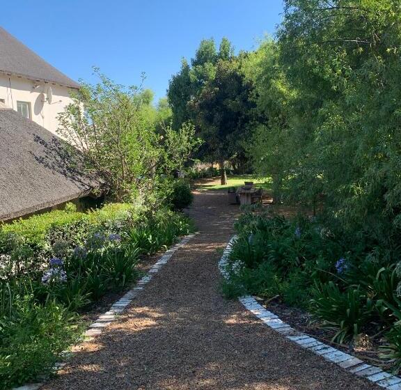 اتاق استاندارد چهارنفره با چشمانداز باغ, In The Vine Country Manor Guesthouse