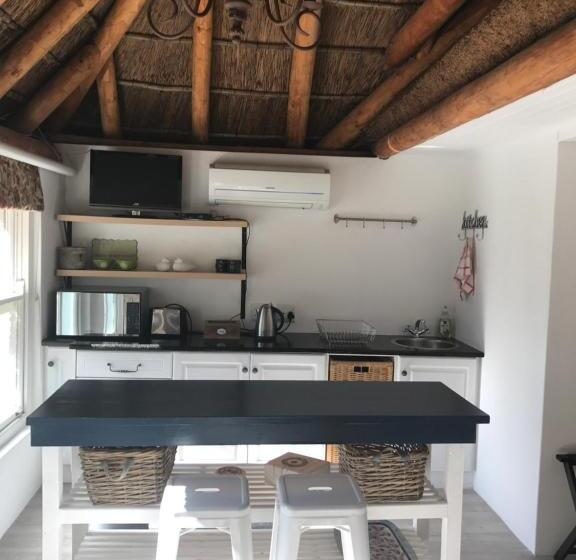 اتاق استاندارد چهارنفره با چشمانداز باغ, In The Vine Country Manor Guesthouse