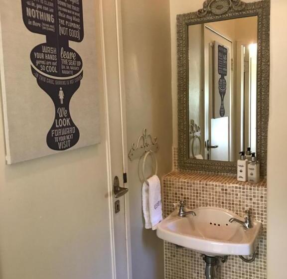 اتاق استاندارد با چشم‌انداز استخر, In The Vine Country Manor Guesthouse