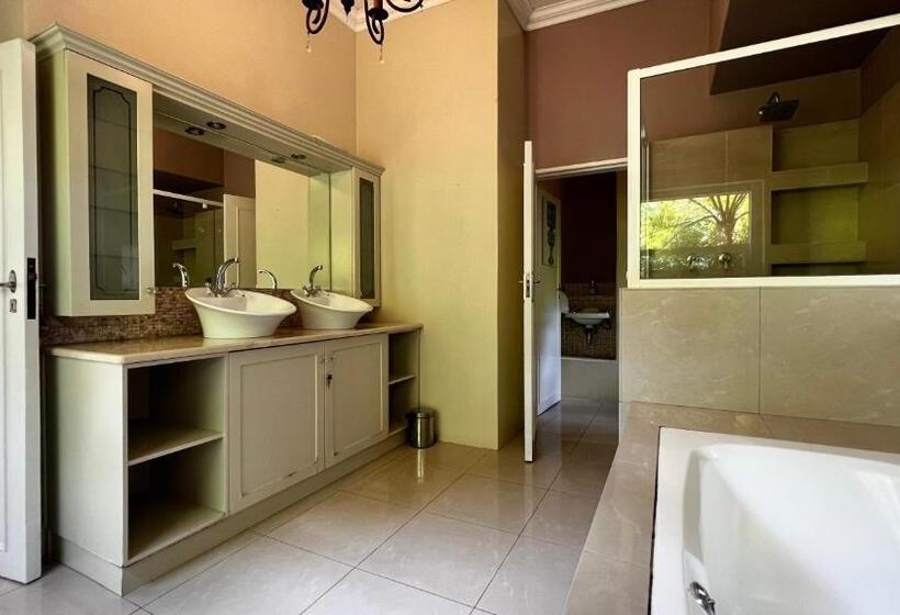 اتاق استاندارد با چشم‌انداز استخر, In The Vine Country Manor Guesthouse