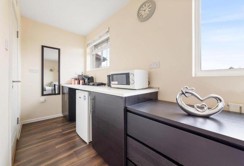 标准间, Isleworth Stays Tw7