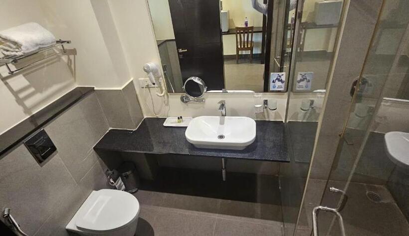 带大床的高级房间, Clover   A Rivido Hotel Jigani