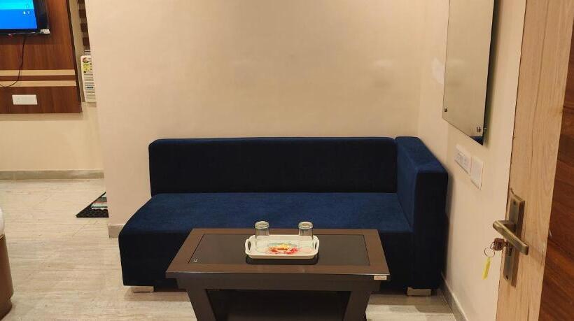 带大床的标准间, Jayadeep