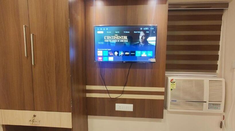 带大床的标准间, Jayadeep