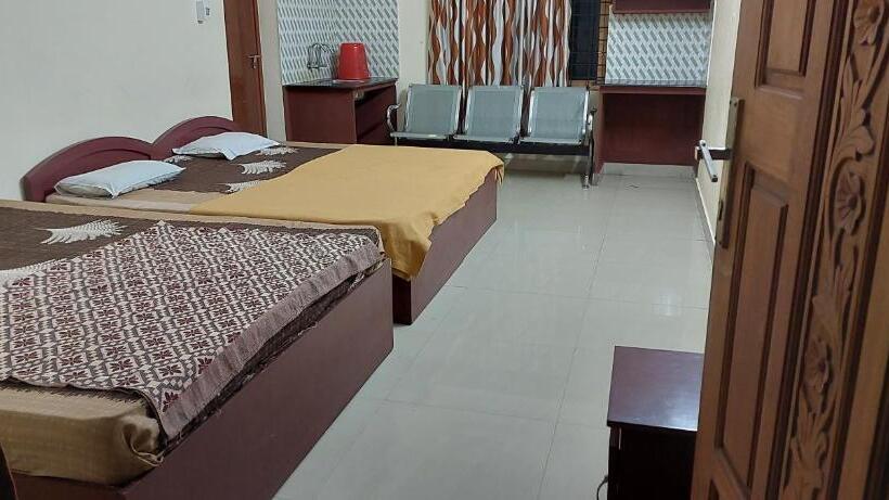 디럭스 패밀리 룸, Guruvayur Adithya