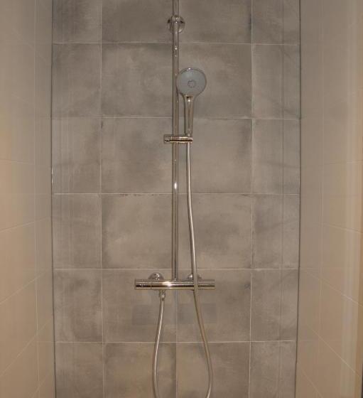 Номер Deluxe, Het Lokaal