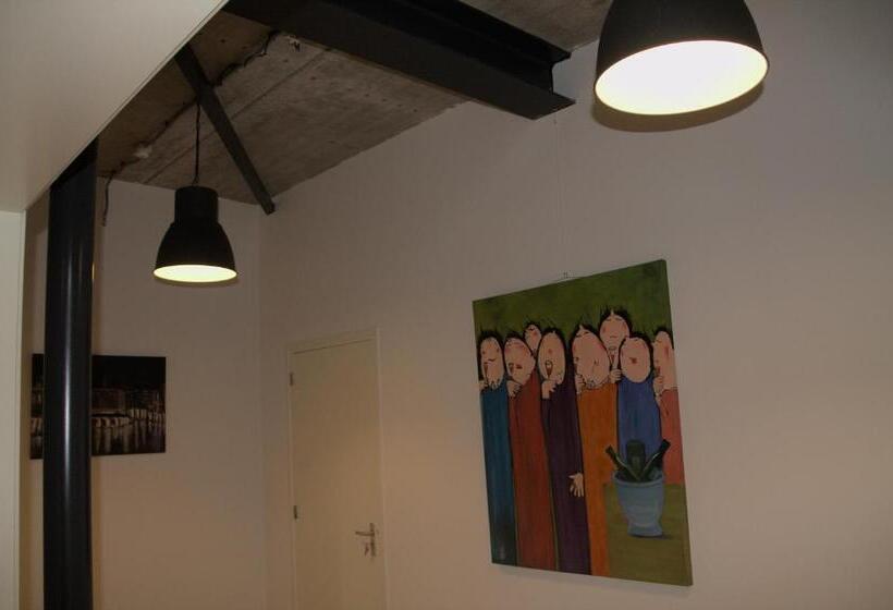 Номер Deluxe, Het Lokaal