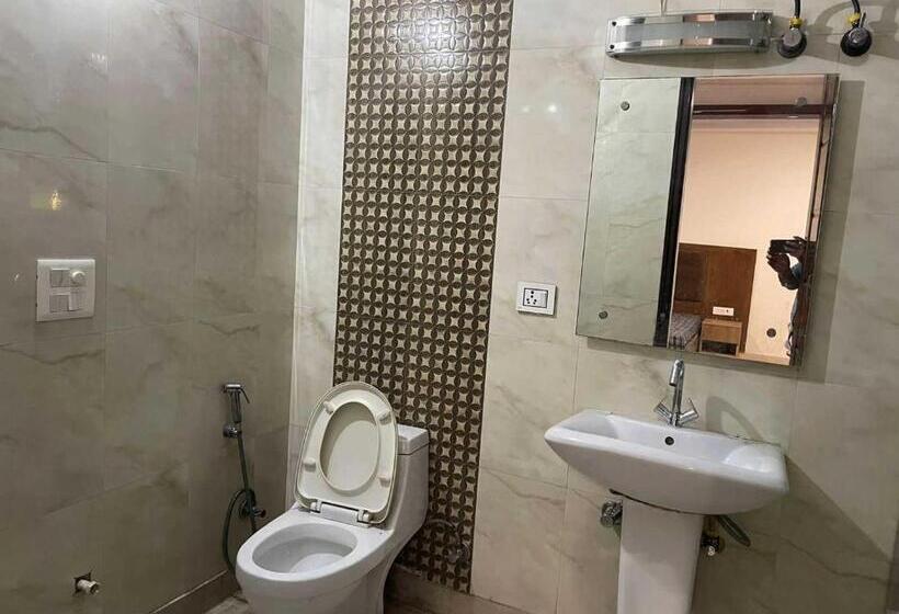 三人经典房间, O Delta Stays