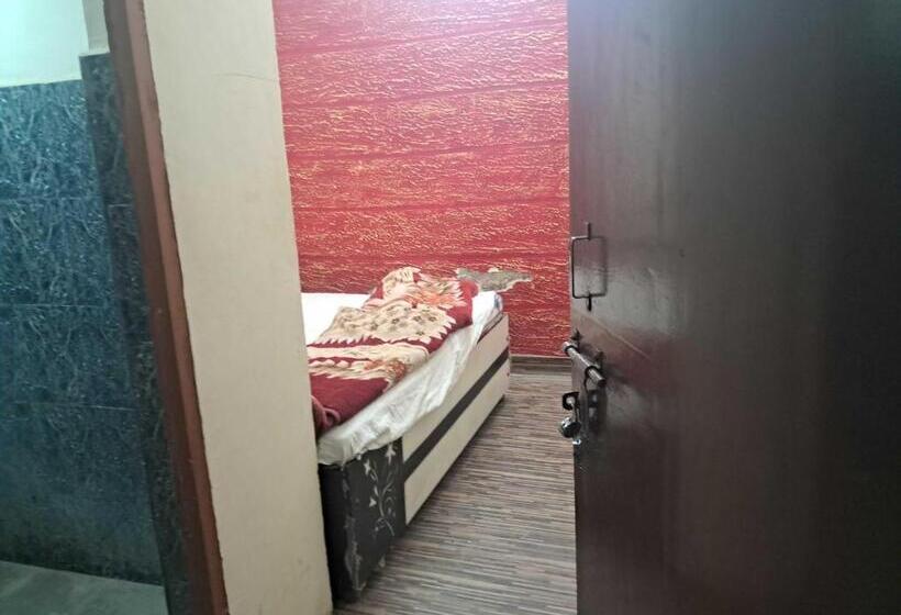 חדר קלאסי לשלושה, Oyo Hotel New Samrat