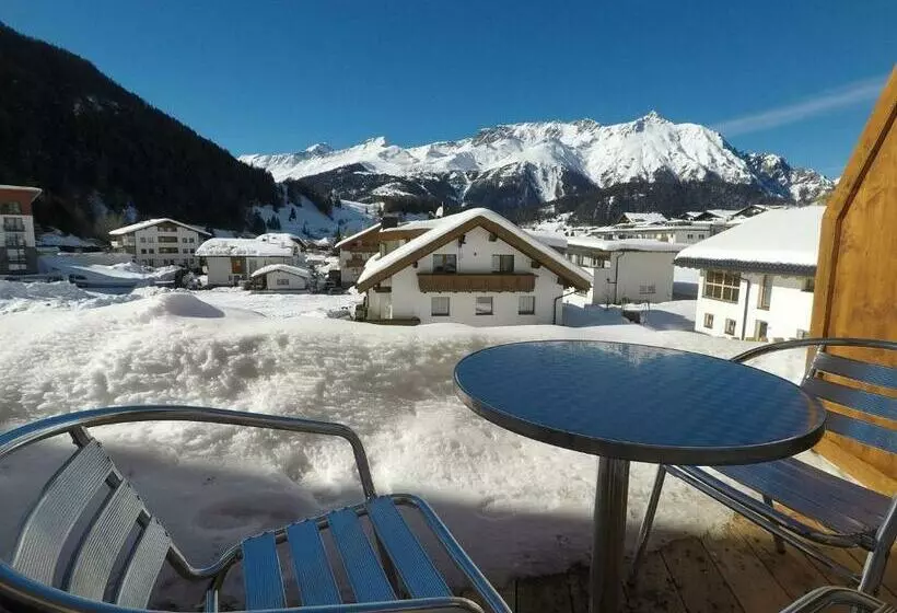 Huoneisto 1 Makuuhuone, Collina Hotel Garni