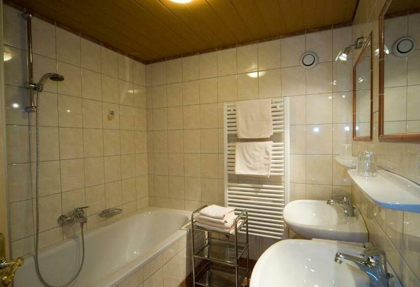 Семейный Номер, Ferienanlage Reithof