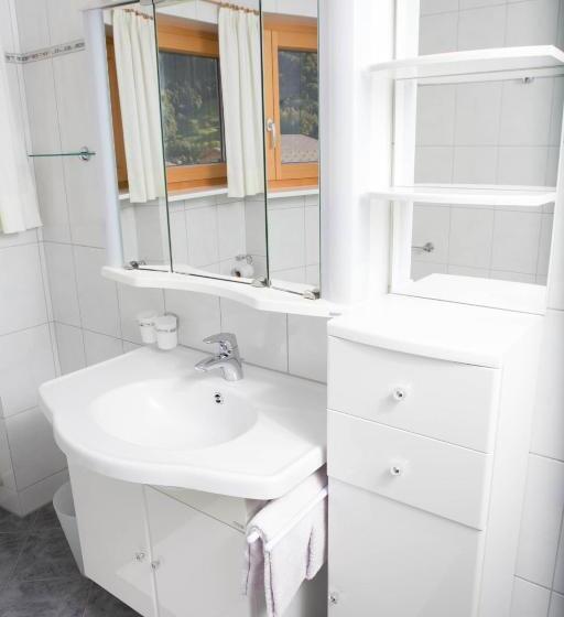 شقة 3 غرف, Haus Theresia