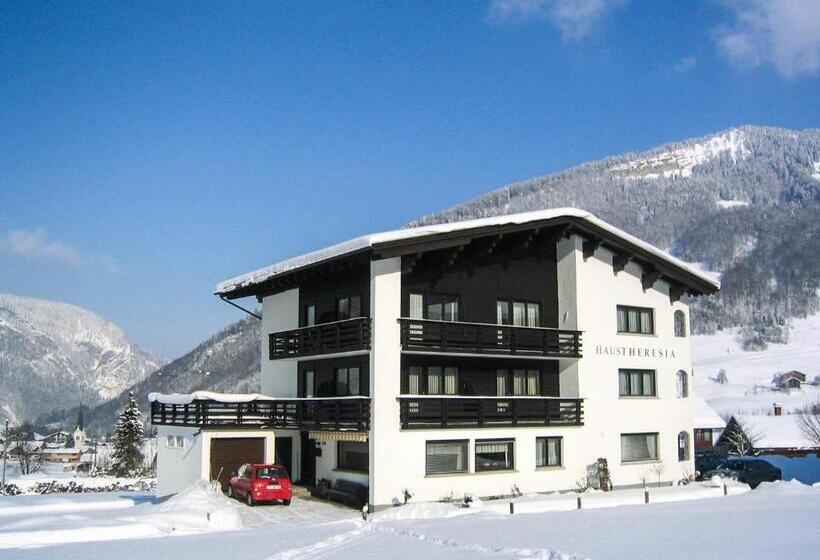 شقة 3 غرف, Haus Theresia