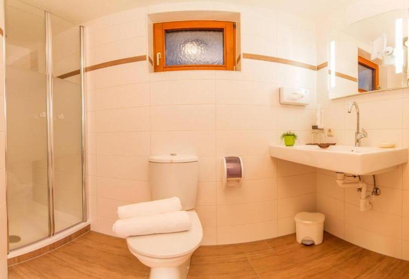 اتاق استاندارد سه نفره, Pension Tina