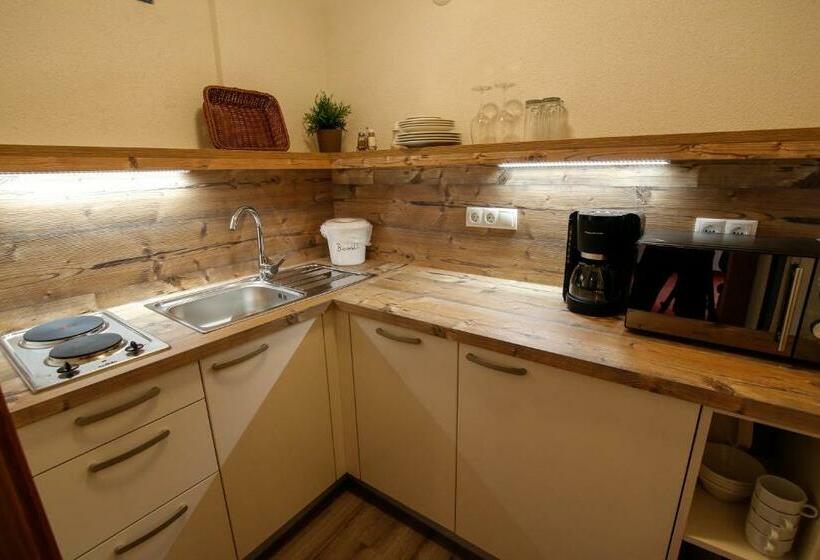 スタンダードスタジオ, Tia Apart