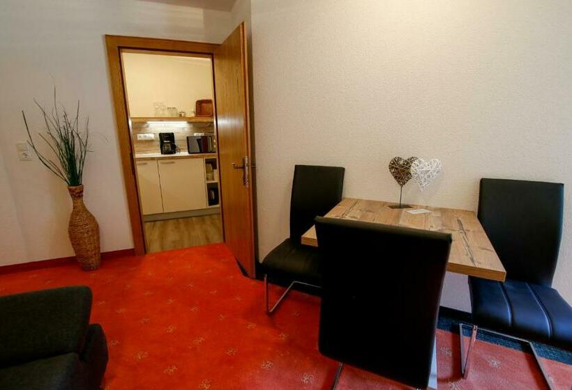 スタンダードスタジオ, Tia Apart