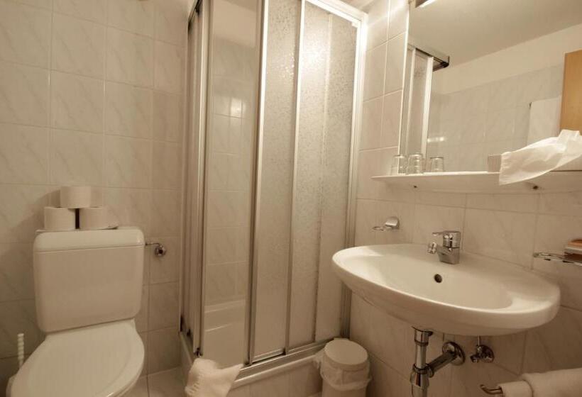 ファミリールーム, Tia Apart