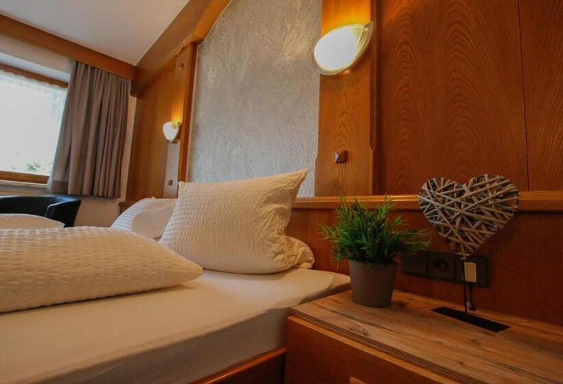 ファミリールーム, Tia Apart