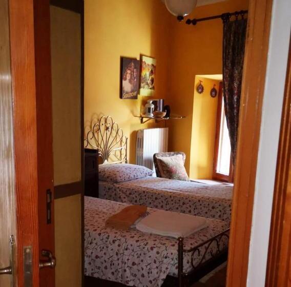 اتاق استاندارد با سرویس بهداشتی مشترک, Sor Mimi