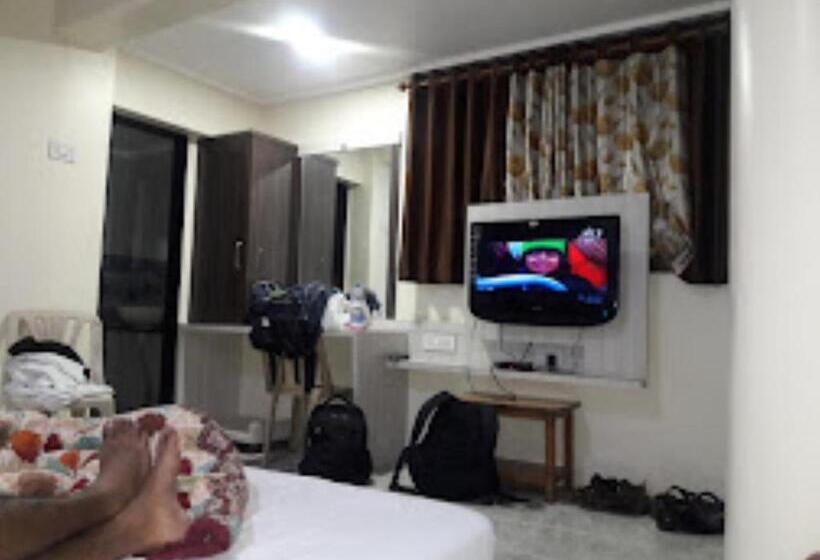 스탠다드 룸 킹사이즈 침대, Dwarkamai, Dhule