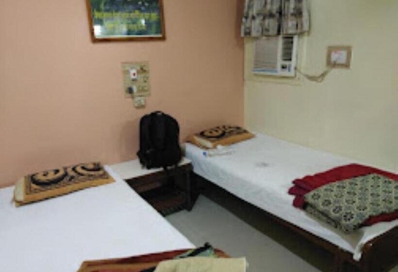 스탠다드 룸 킹사이즈 침대, Dwarkamai, Dhule