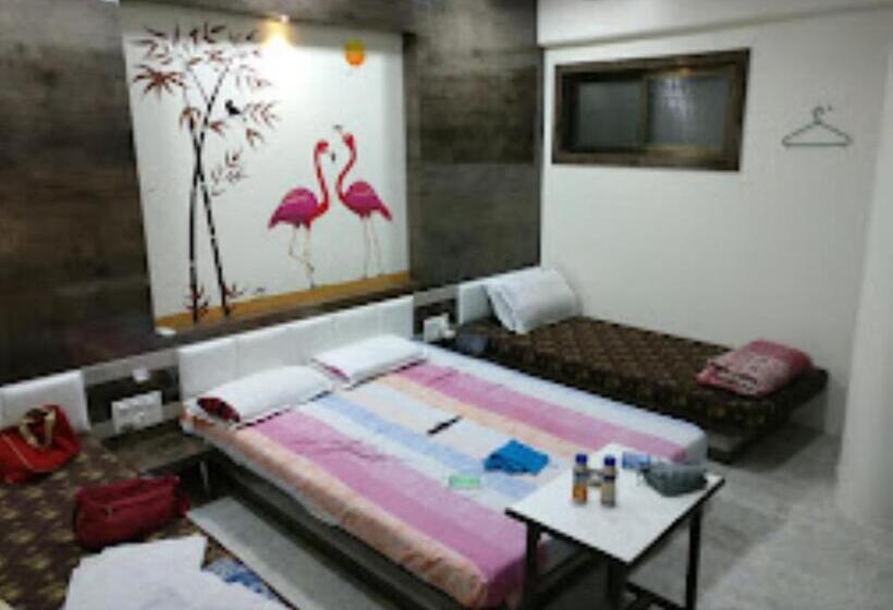 스탠다드 룸 킹사이즈 침대, Dwarkamai, Dhule