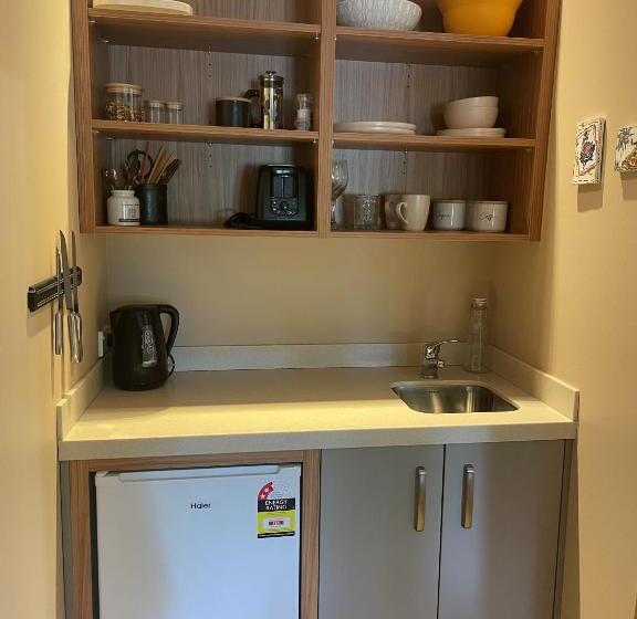 디럭스 스튜디오, Studio 585