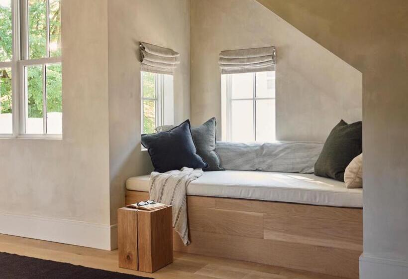 דירת חדר דלוקס, 9 Academy