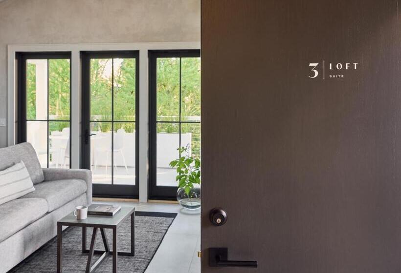 חדר סטנדרט, 9 Academy