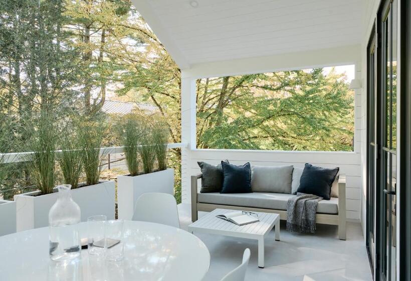 חדר סטנדרט, 9 Academy