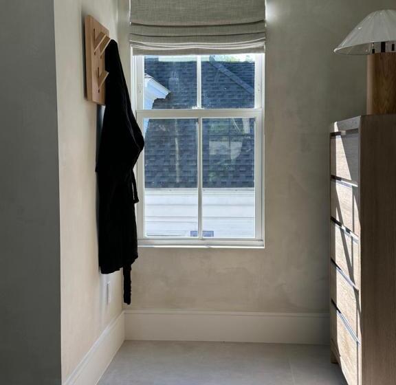 חדר סטנדרט, 9 Academy