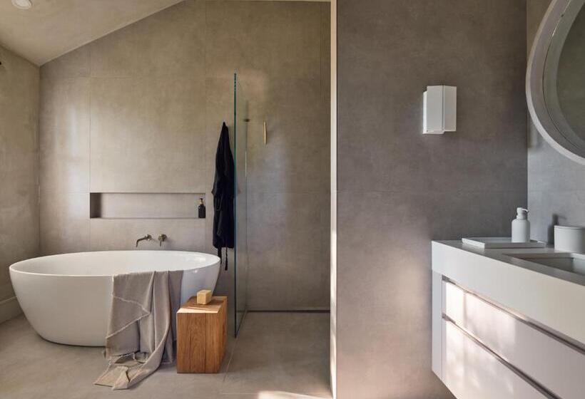 חדר סטנדרט, 9 Academy