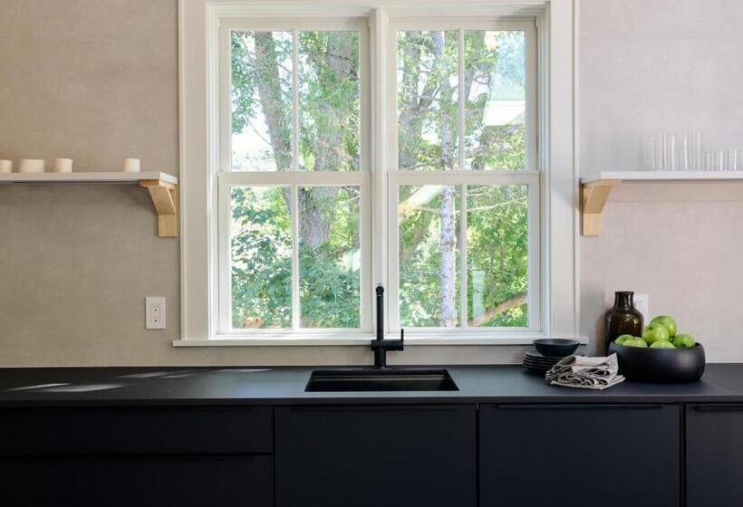 חדר סטנדרט, 9 Academy