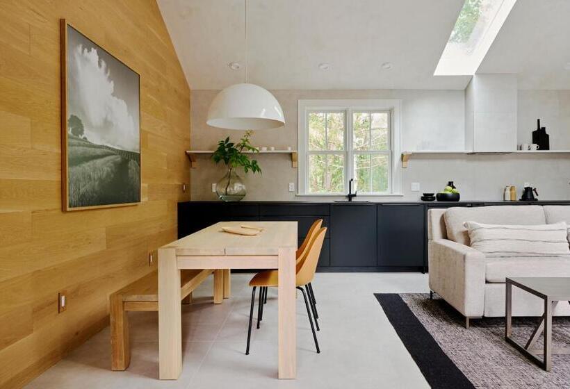 חדר סטנדרט, 9 Academy