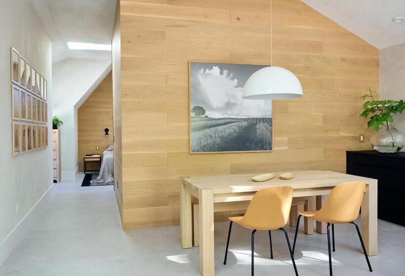 חדר סטנדרט, 9 Academy