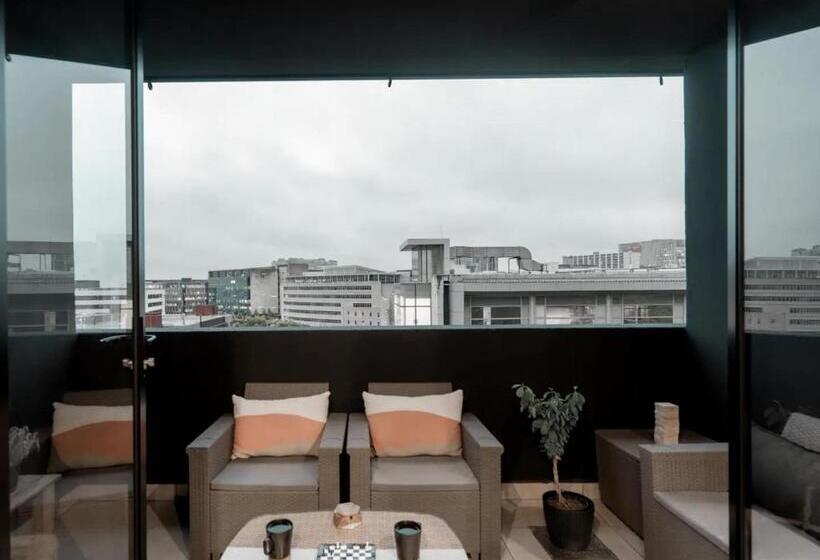 Студио Стандарт с Балконом, Sandton Studio Luxury, Comfort & Unique Stay