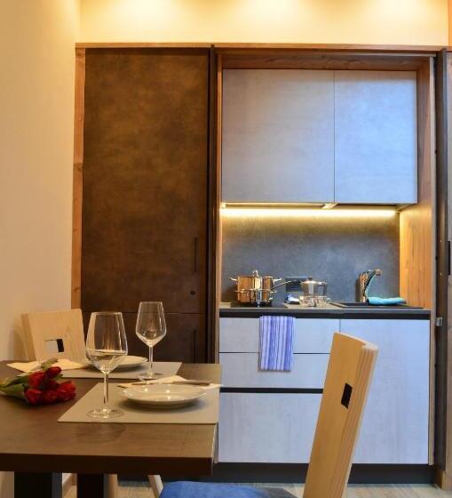 غرفة قياسية رباعية مزودة بشُرفة, Aria Alpina Guest House Affittacamere