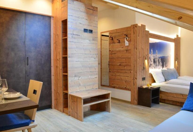 غرفة قياسية رباعية مزودة بشُرفة, Aria Alpina Guest House Affittacamere