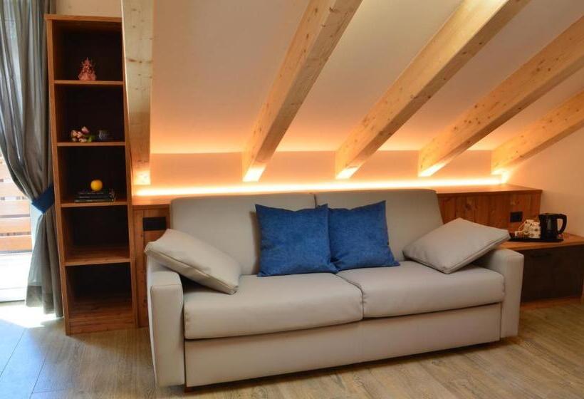 غرفة قياسية رباعية مزودة بشُرفة, Aria Alpina Guest House Affittacamere