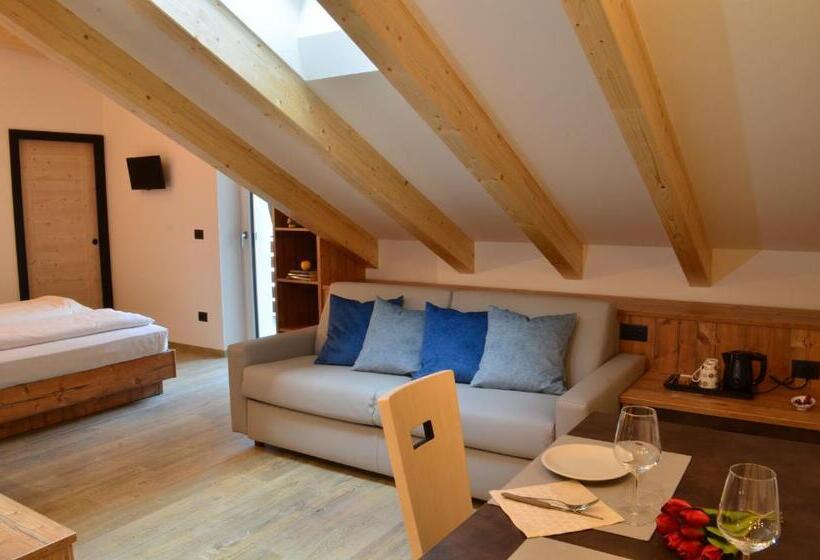 غرفة قياسية رباعية مزودة بشُرفة, Aria Alpina Guest House Affittacamere