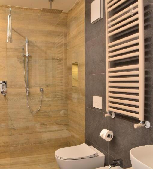 غرفة قياسية رباعية مزودة بشُرفة, Aria Alpina Guest House Affittacamere