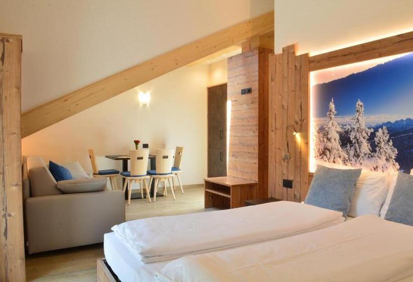 غرفة قياسية رباعية مزودة بشُرفة, Aria Alpina Guest House Affittacamere