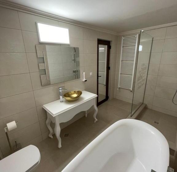 غرفة ديلوكس عائلية, Conacul Peștera Urșilor