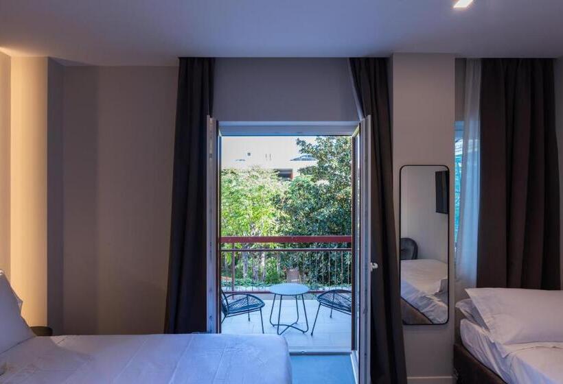 חדר סטנדרט לשלושה עם מרפסת, Il Pumo   Apulian Rooms Bari Savoia