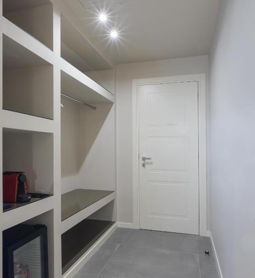 חדר סטנדרט לשלושה עם מרפסת, Il Pumo   Apulian Rooms Bari Savoia