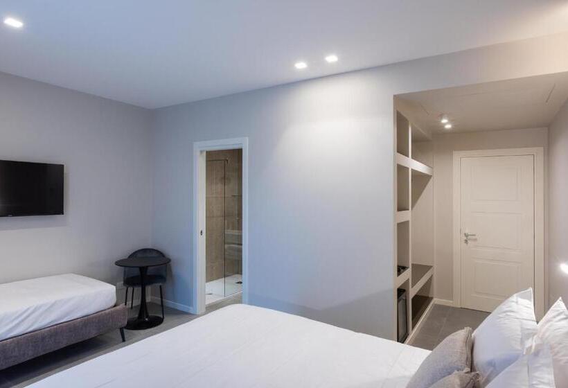 חדר סטנדרט לשלושה עם מרפסת, Il Pumo   Apulian Rooms Bari Savoia