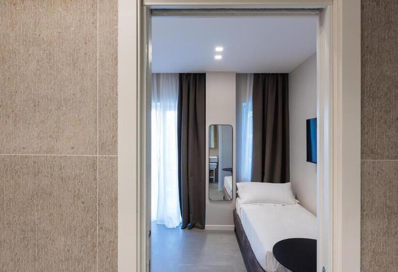 חדר סטנדרט לשלושה עם מרפסת, Il Pumo   Apulian Rooms Bari Savoia